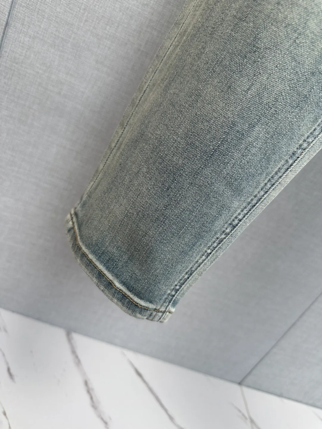 Available at the official website counter at the same time, the Original is a very stylish pair of jeans, with customized original washed denim fabric, unique design, top-notch printing technology letter pattern logo, original hardware accessories decoration, an extremely outstanding pair of jeans, the materials and craftsmanship are extremely luxurious and exquisite, extremely high-grade, handsome and stylish upper body, recommended 👍, Sizes: 29-38